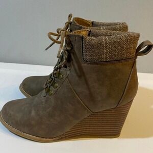 Brown Nautica ankle‎ boots with lace-up detail size 8